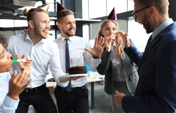 Affärsteam firar en födelsedag collegue i det moderna kontoret — Stockfoto