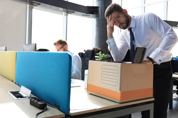 Üzgün işçi ofis malzemelerini yanında götürüyor. — Stok fotoğraf