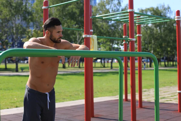 Atleta muscular relajándose después de un intenso entrenamiento al aire libre — Foto de Stock