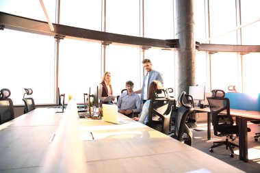 Genç meslektaşları süre harcamak zaman ofiste çalışan akıllı rahat kıyafet.