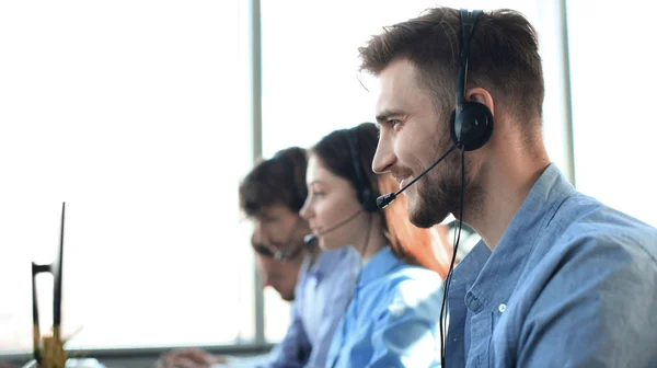 Ritratto di operatore del call center accompagnato dalla sua squadra. Operatore di assistenza clienti sorridente al lavoro. — Foto Stock