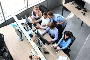 Genç modern iş arkadaşları birlikte ofiste vakit süre çalışan akıllı rahat kıyafet üstten görünüm.