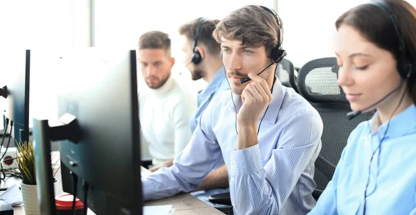 Attraente positivo giovani imprenditori e colleghi in un ufficio call center. — Foto Stock