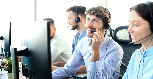 Ritratto di operatore del call center accompagnato dalla sua squadra. Operatore di assistenza clienti sorridente al lavoro. — Foto Stock