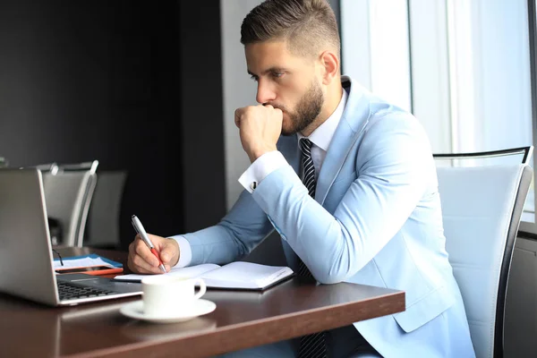 Moderne zakenman denken over iets terwijl zittend in het kantoor — Stockfoto