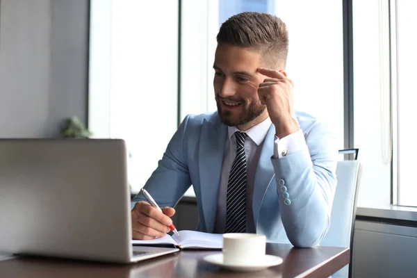 Hombre de negocios moderno pensando en algo mientras está sentado en la oficina — Foto de Stock