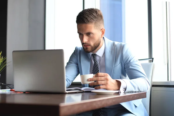 Hombre de negocios moderno pensando en algo mientras está sentado en la oficina — Foto de Stock