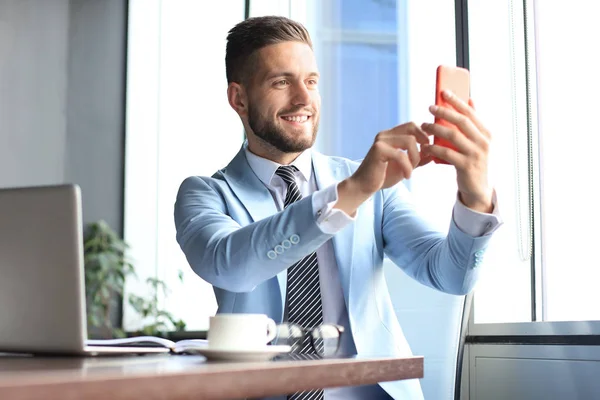 Σύγχρονος χαμογελαστός επιχειρηματίας κάνει selfie στο γραφείο — Φωτογραφία Αρχείου