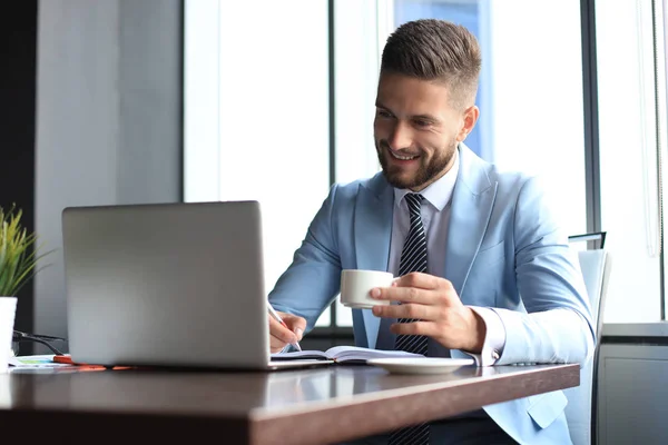 Πορτρέτο του ευτυχισμένο επιχειρηματία κάθεται στο γραφείο του γραφείου, χαμογελαστός — Φωτογραφία Αρχείου