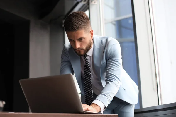 Eleganter moderner Geschäftsmann, der Daten analysiert, während er im Büro arbeitet — Stockfoto
