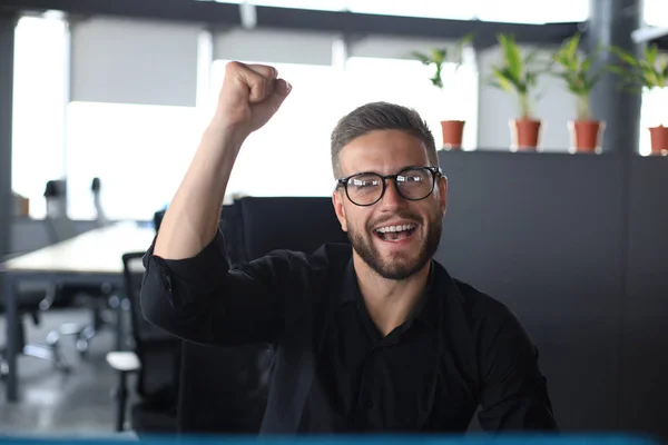 Όμορφος επιχειρηματίας κρατάει το χέρι του σηκωμένο και εκφράζοντας χαρούμενη στο γραφείο — Φωτογραφία Αρχείου