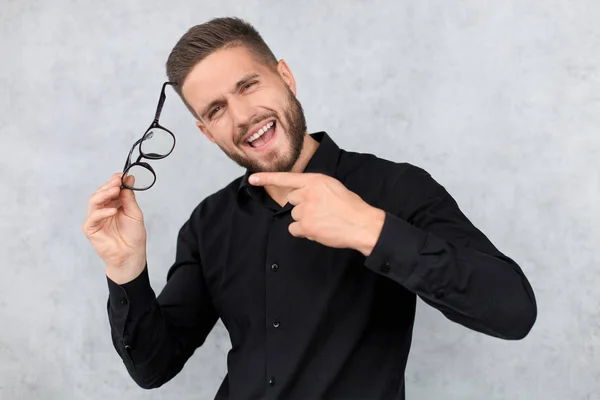 Uomo attraente vestito casual, indossando occhiali - colpo in studio, spazio copia — Foto Stock