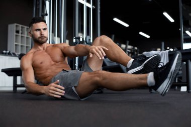 Sportif adam germe ve ısınma vücudunu dışarı çalışmadan önce kaslar için özel egzersizler yapıyor.