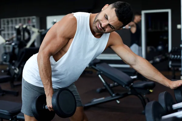 Entrena hombre musculoso y apto con pesas. —  Fotos de Stock