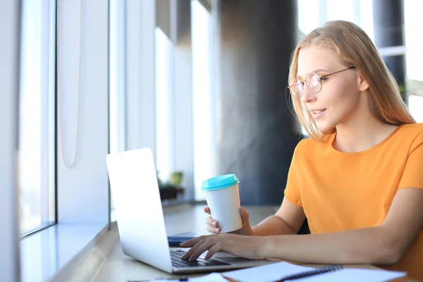 Mulher de negócios bonita em desgaste casual inteligente trabalhando no laptop no escritório — Fotografia de Stock