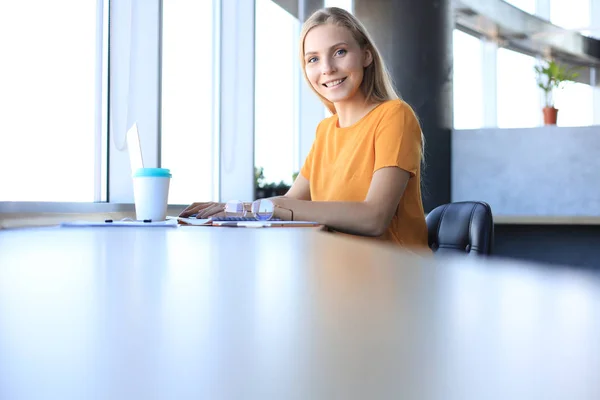 Belle femme d'affaires en tenue décontractée intelligente travaillant sur ordinateur portable dans le bureau — Photo