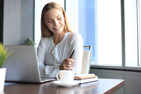 Όμορφη γυναίκα των επιχειρήσεων σε smart casual φορούν εργάζονται σε φορητό υπολογιστή στο γραφείο — Φωτογραφία Αρχείου