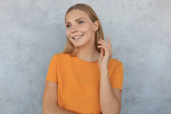 Retrato de menina bonita sorridente olhando para a câmera sobre fundo cinza — Fotografia de Stock