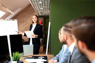 Takım antrenman çizelgesi ofisiyle iş konferansı sunumu.