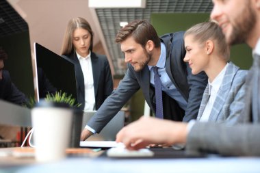 İş adamları analizi ofis beyin fırtınası toplantı, bilgisayarlar üzerinde çalışan finans büyüme başarısı düşünme.