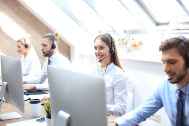 Kulaklıklı ve gülümseyen kadın müşteri destek operatörü.