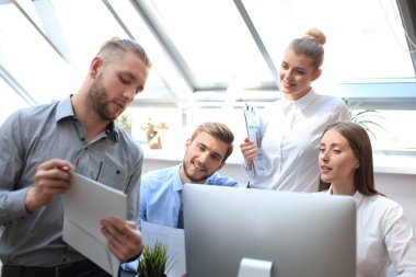modern parlak ofis iç beyin fırtınası toplantı başlangıç iş ekibi, tablet ve Pc bilgisayarlar üzerinde çalışan.