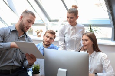 modern parlak ofis iç beyin fırtınası toplantı başlangıç iş ekibi, tablet ve Pc bilgisayarlar üzerinde çalışan.