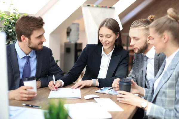 Grupp av affärspartners diskuterar strategier vid möte i office. — Stockfoto