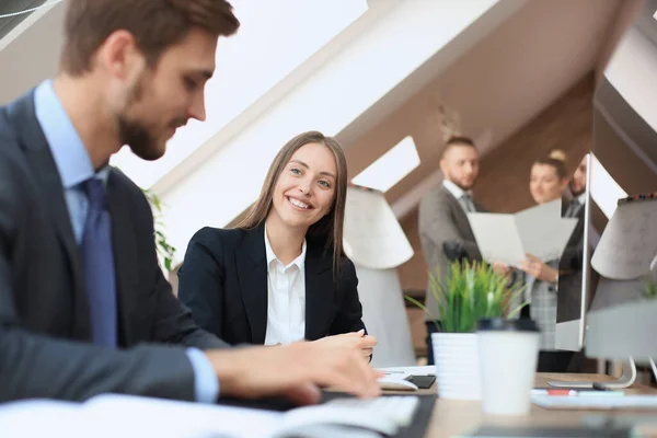 Les jeunes gens d'affaires qui travaillent sur leurs ordinateurs de bureau dans l'espace de bureau moderne . — Photo