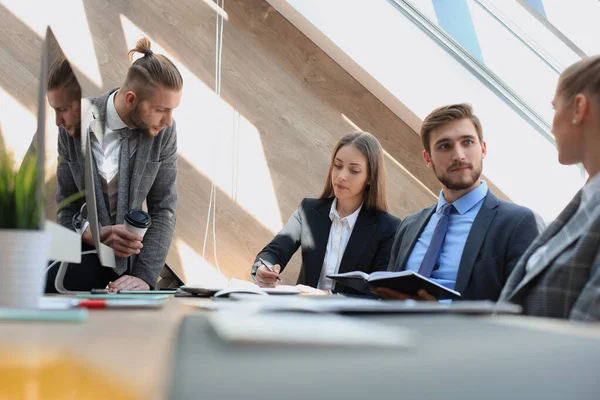 Geschäftspartner diskutieren bei Treffen über Dokumente und Ideen. — Stockfoto