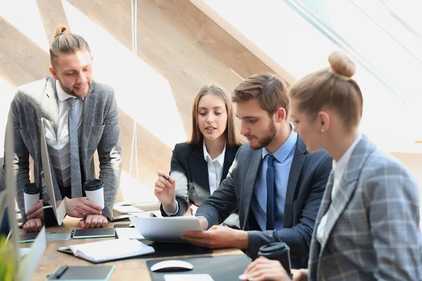 Socios comerciales que discuten documentos e ideas en la reunión. — Foto de Stock