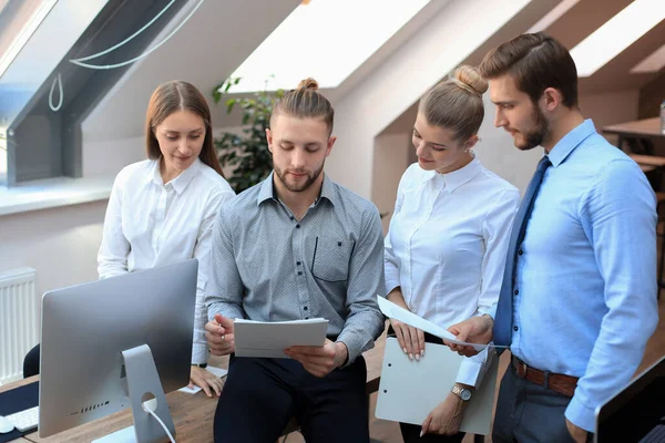 Grupp av framgångsrika affärsmän i bakgrunden av kontoret. — Stockfoto