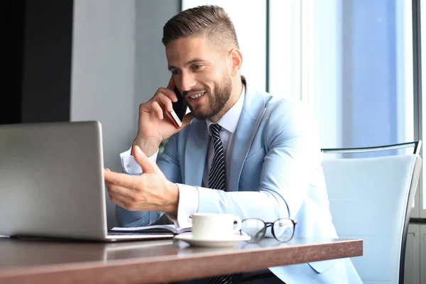 Geschäftsmann mit Handy im Büro. — Stockfoto