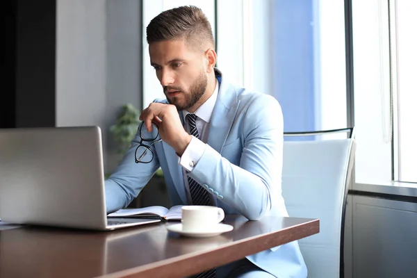 Modern üzletember gondol valamire, miközben ül az irodában — Stock Fotó