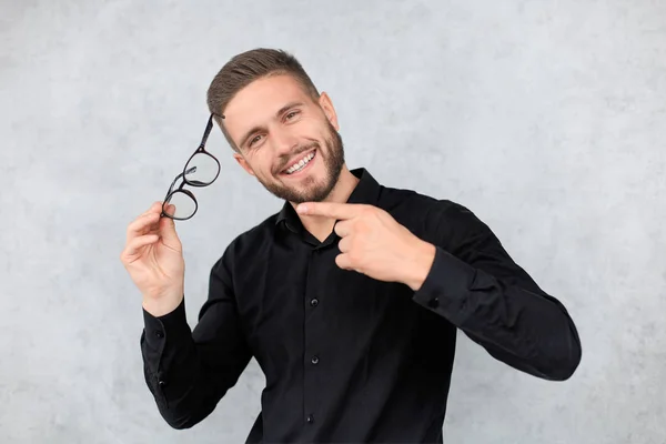 Hombre atractivo vestido casual, con gafas - plano de estudio, espacio para copiar —  Fotos de Stock