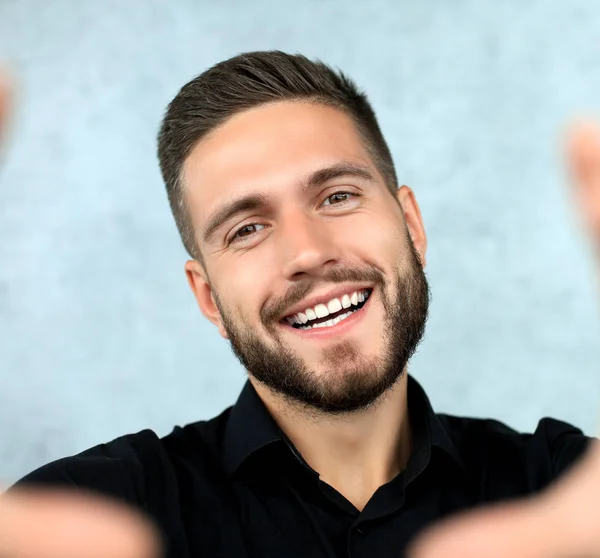 Chearful stylový muž na šedém pozadí se selfie — Stock fotografie