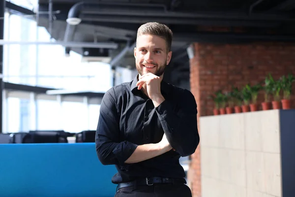 Retrato de un joven hombre de negocios casual feliz en la oficina —  Fotos de Stock