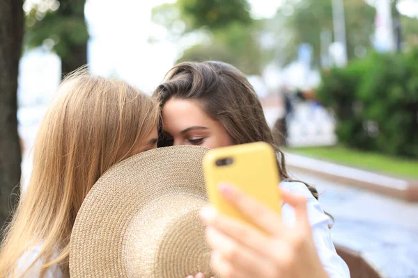 Dos amigas se besan por diversión. . — Foto de Stock