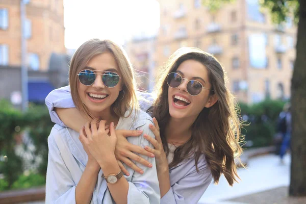 Dois amigos rindo curtindo o fim de semana juntos e fazendo selfie no fundo da cidade . — Fotografia de Stock