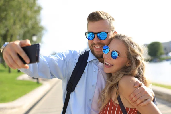 Amar alegre feliz pareja tomando selfie en la ciudad —  Fotos de Stock