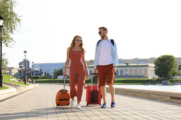 Liburan musim panas, konsep pariwisata - tersenyum pasangan dengan bagasi — Stok Foto