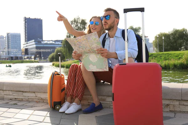 Casal encantador em férias estão olhando para o mapa para direção — Fotografia de Stock