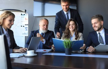 İş adamları konferans toplantılarında şirket kavramını tartışıyor.