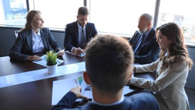 İş adamları konferans toplantılarında şirket kavramını tartışıyor.