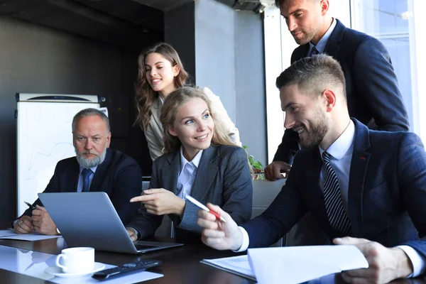 Grupo de parceiros de negócios discutindo ideias e planejando o trabalho no escritório. — Fotografia de Stock