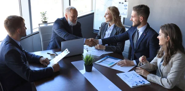 Business people shaking hands, finishing up a meeting. — Stock Photo, Image