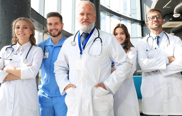 Bir grup mutlu doktor hastane koridorunda, portre. — Stok fotoğraf