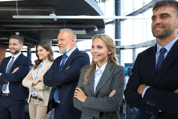 Happy sorrindo equipe de negócios de pé em uma fileira no escritório . — Fotografia de Stock