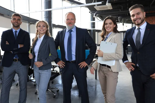 Gruppenporträt eines professionellen Geschäftsteams, das selbstbewusst in die Kamera blickt. — Stockfoto