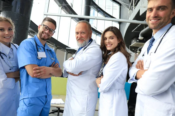 Groupe de médecins heureux dans le couloir de l'hôpital, portrait . — Photo